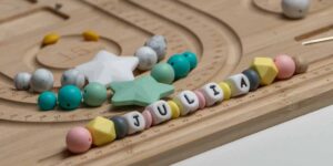 Primer plano de los materiales y herramientas utilizados en el taller artesanal de LuluMoon