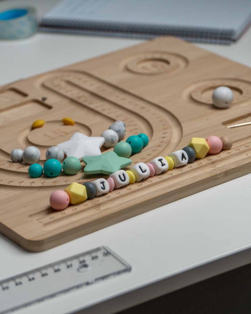 Primer plano de los materiales y herramientas utilizados en el taller artesanal de LuluMoon