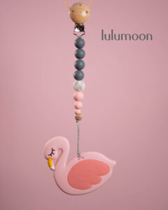 Chupetero Flamingo de Lulumoon, práctico y seguro para mantener el chupete de tu bebé a mano.