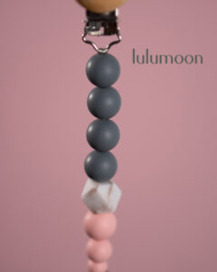 Chupetero Flamingo de Lulumoon, práctico y seguro para mantener el chupete de tu bebé a mano.