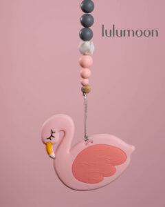 Chupetero Flamingo de Lulumoon, práctico y seguro para mantener el chupete de tu bebé a mano.