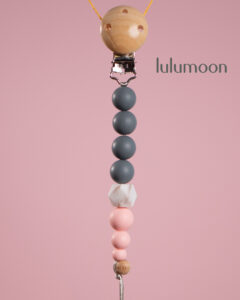 Chupetero Flamingo de Lulumoon, práctico y seguro para mantener el chupete de tu bebé a mano.