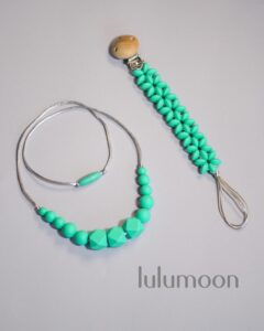Collar de apego TURQUOISE, pieza sensorial hecha a mano para madres y bebés. Lulumoon.
