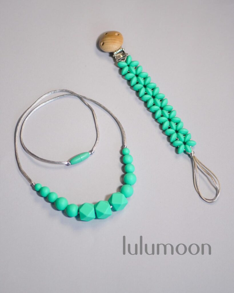 Collar de apego TURQUOISE, pieza sensorial hecha a mano para madres y bebés. Lulumoon.