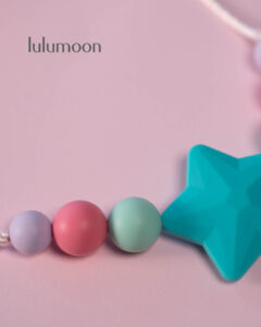 Collar sensorial MINI ESTRELLAS, ideal para peques que buscan estimulación oral o táctil. Lulumoon.