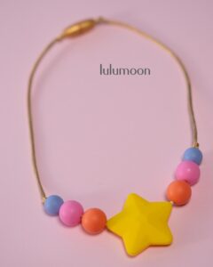 Collar sensorial MINI ESTRELLAS, ideal para peques que buscan estimulación oral o táctil. Lulumoon.