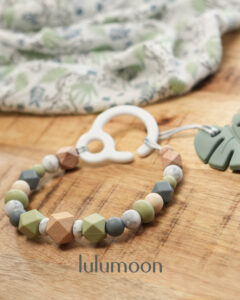 Cadena sensorial para carrito FERT, hecha a mano con silicona alimentaria y madera. Lulumoon.