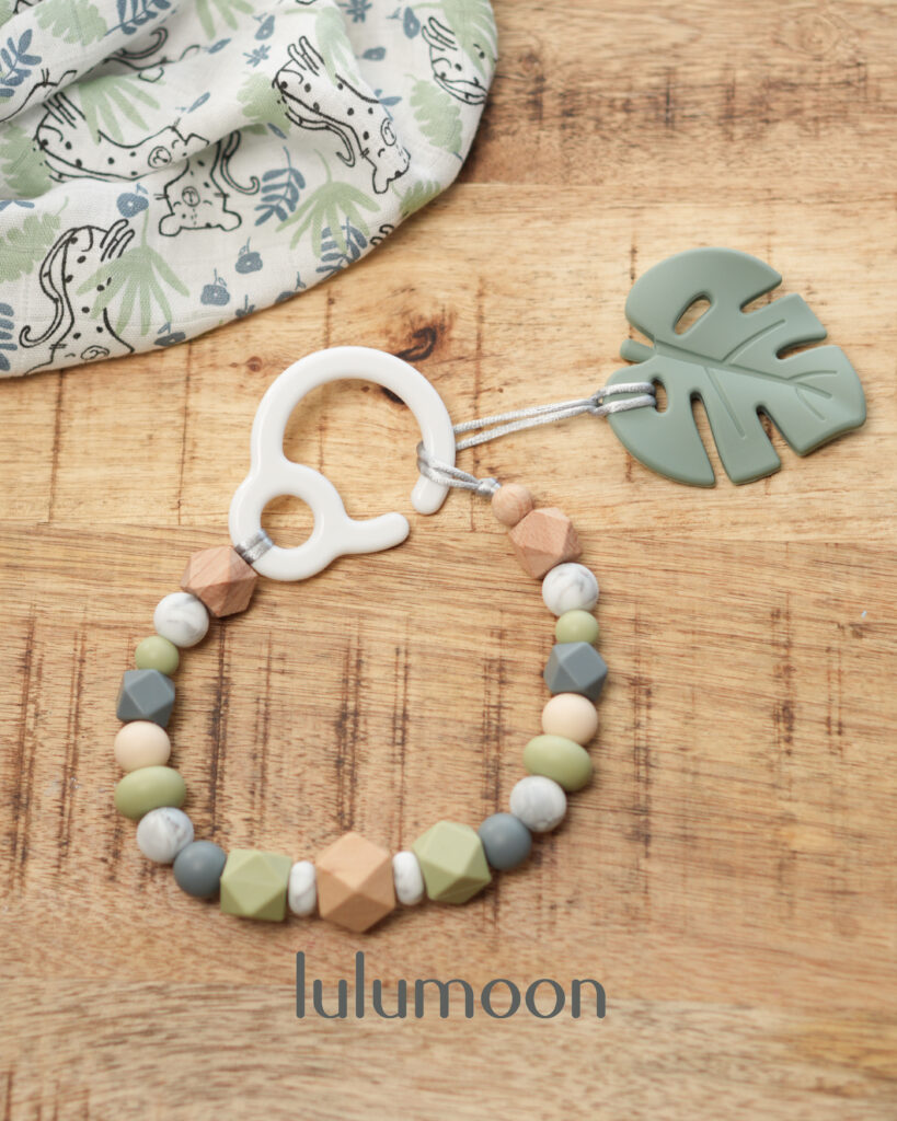 Cadena sensorial para carrito FERT, hecha a mano con silicona alimentaria y madera. Lulumoon.