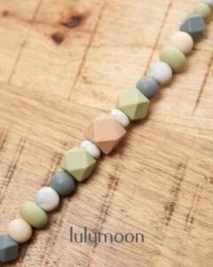 Cadena sensorial para carrito FERT, hecha a mano con silicona alimentaria y madera. Lulumoon.