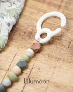 Cadena sensorial para carrito FERT, hecha a mano con silicona alimentaria y madera. Lulumoon.