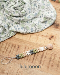 Chupetero FERT personalizado. Hecho a mano para bebés. Lulumoon.