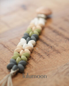 Chupetero FERT personalizado. Hecho a mano para bebés. Lulumoon.