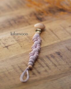 Chupetero hecho a mano de la colección Lavanda de LuluMoon, fabricado con materiales seguros para bebés