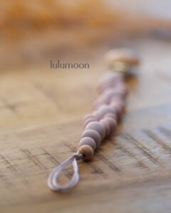 Chupetero hecho a mano de la colección Lavanda de LuluMoon, fabricado con materiales seguros para bebés