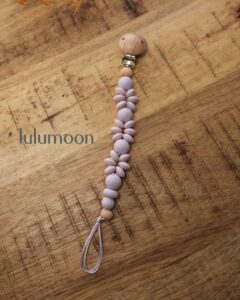 Chupetero hecho a mano de la colección Lavanda de LuluMoon, fabricado con materiales seguros para bebés