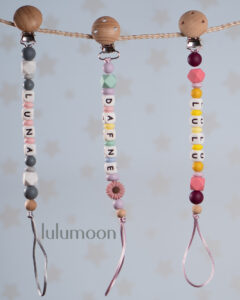 Chupetero personalizado con nombre, hecho a mano. Lulumoon.