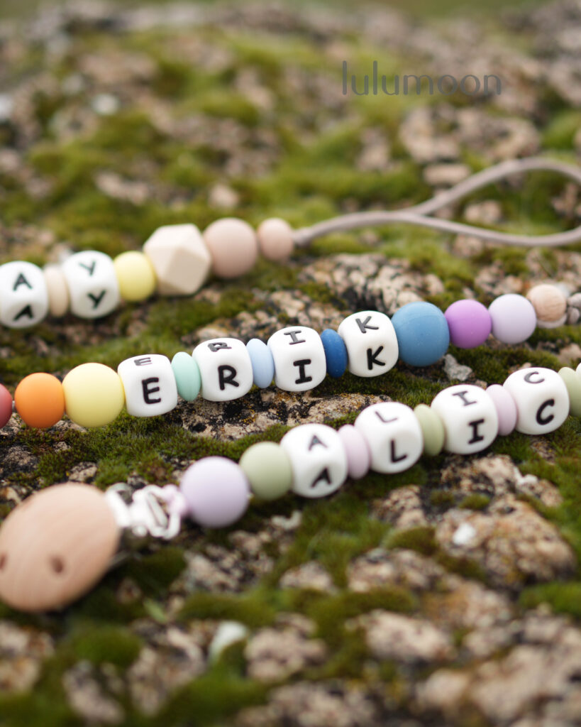 Chupetero personalizado con nombre, hecho a mano. Lulumoon.