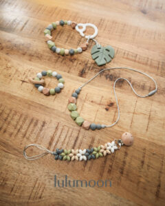 Colección FERT de Lulumoon: collar de apego, chupetero, mordedor y cadena de carro hechos a mano.