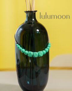 Collar de apego TURQUOISE, pieza sensorial hecha a mano para madres y bebés. Lulumoon.