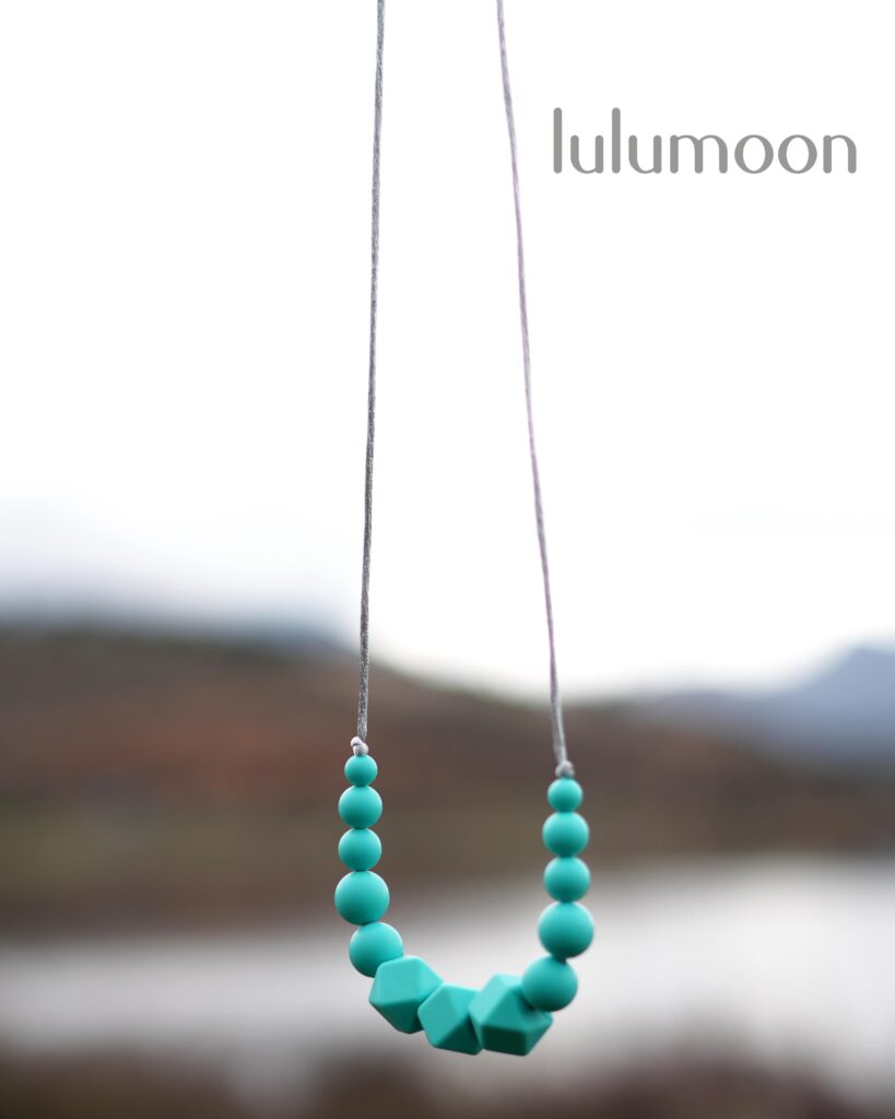 Collar de apego TURQUOISE, pieza sensorial hecha a mano para madres y bebés. Lulumoon.