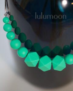 Collar de apego TURQUOISE, pieza sensorial hecha a mano para madres y bebés. Lulumoon.