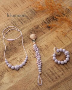 Chupetero hecho a mano de la colección Lavanda de LuluMoon, fabricado con materiales seguros para bebés
