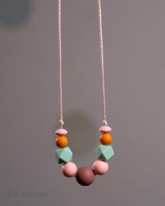 Collar de apego CANDY de Lulumoon, complemento sensorial para bebés, ideal para la dentición y el vínculo materno.