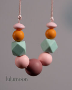 Collar de apego CANDY de Lulumoon, complemento sensorial para bebés, ideal para la dentición y el vínculo materno.