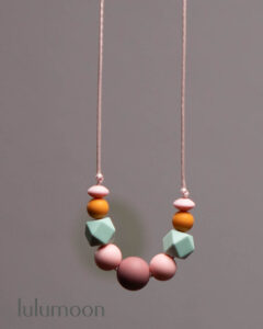 Collar de apego CANDY de Lulumoon, complemento sensorial para bebés, ideal para la dentición y el vínculo materno.