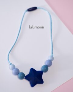 Collar sensorial MINI ESTRELLAS, ideal para peques que buscan estimulación oral o táctil. Lulumoon.