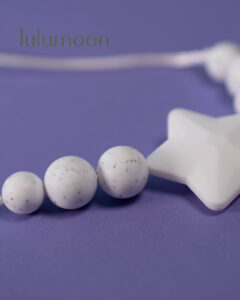 Collar sensorial MINI ESTRELLAS, ideal para peques que buscan estimulación oral o táctil. Lulumoon.