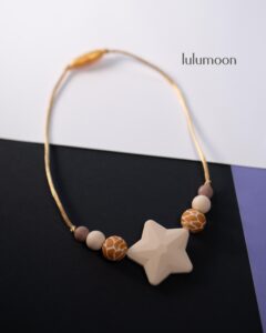 Collar sensorial MINI ESTRELLAS, ideal para peques que buscan estimulación oral o táctil. Lulumoon.