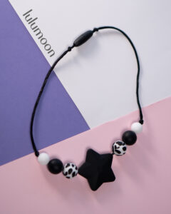 Collar sensorial MINI ESTRELLAS, ideal para peques que buscan estimulación oral o táctil. Lulumoon.