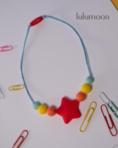 Collar sensorial MINI ESTRELLAS, ideal para peques que buscan estimulación oral o táctil. Lulumoon.