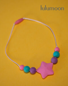 Collar sensorial MINI ESTRELLAS, ideal para peques que buscan estimulación oral o táctil. Lulumoon.