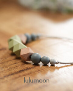 Collar de apego FERT. Pieza sensorial hecha a mano para madres y bebés. Lulumoon.