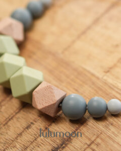 Collar de apego FERT. Pieza sensorial hecha a mano para madres y bebés. Lulumoon.