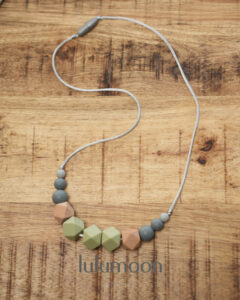 Collar de apego FERT. Pieza sensorial hecha a mano para madres y bebés. Lulumoon.