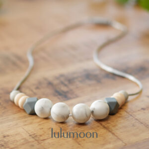 Collar de apego Marble de Lulumoon, complemento sensorial y moderno para la dentición y vínculo materno.