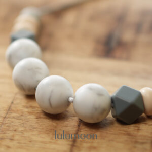 Collar de apego Marble de Lulumoon, complemento sensorial y moderno para la dentición y vínculo materno.