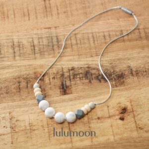 Collar de apego Marble de Lulumoon, complemento sensorial y moderno para la dentición y vínculo materno.