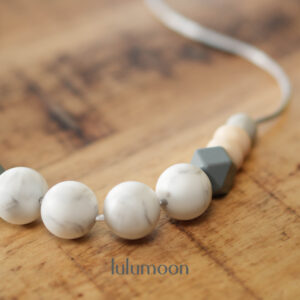 Collar de apego Marble de Lulumoon, complemento sensorial y moderno para la dentición y vínculo materno.