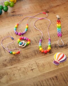 Collar de apego RAINBOW, pieza sensorial hecha a mano para madres y bebés. Lulumoon.