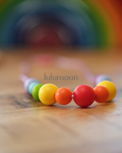 Collar de apego RAINBOW, pieza sensorial hecha a mano para madres y bebés. Lulumoon.