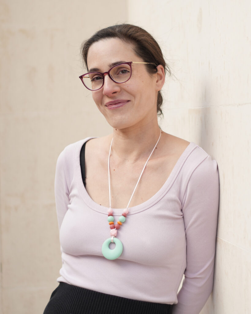Retrato de la fundadora de LuluMoon, proyecto de collares de lactancia, apego y regalos para bebés