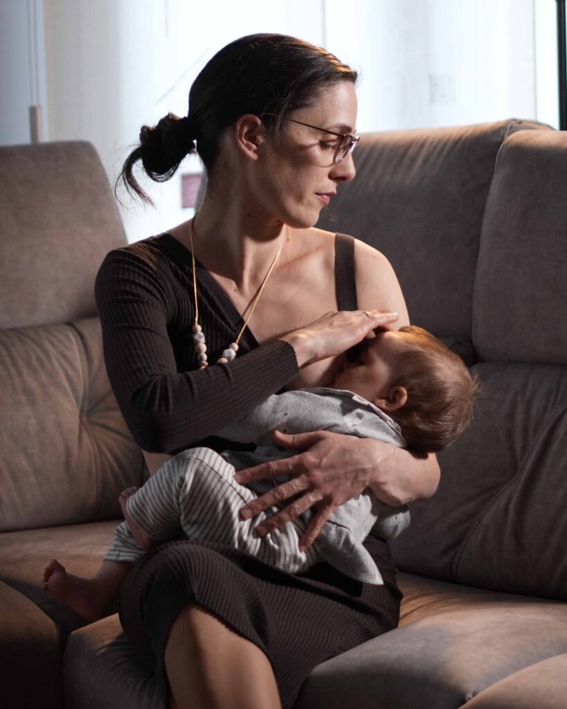 Mujer amamantando a su bebé, fundadora de LuluMoon, marca de collares de lactancia y accesorios para madres y bebés