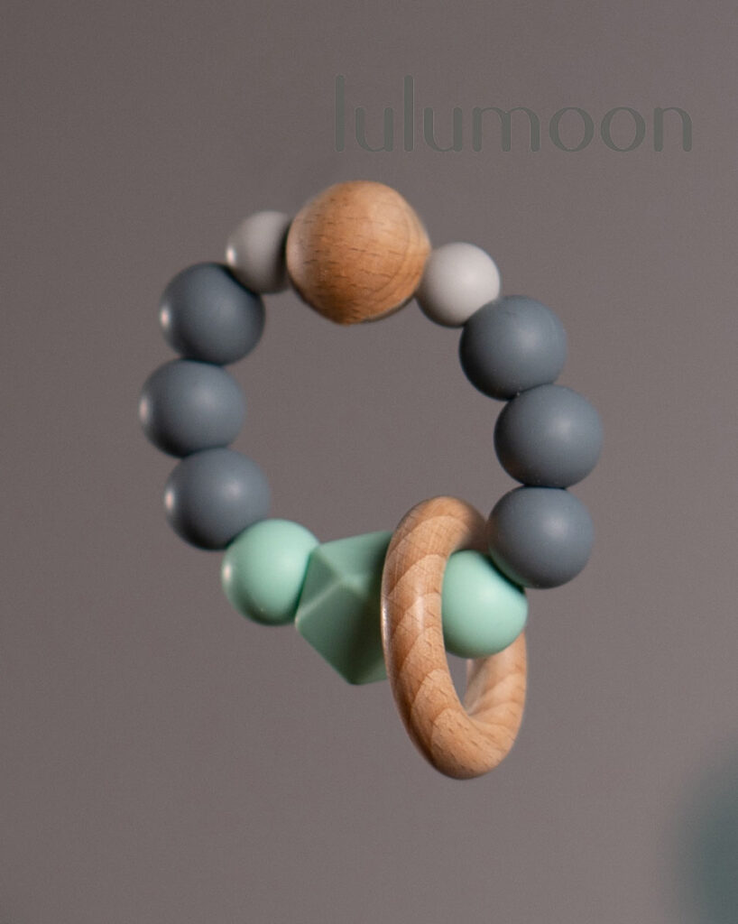 Mordedor de mano con anilla de madera, pieza sensorial segura para bebés. Lulumoon.