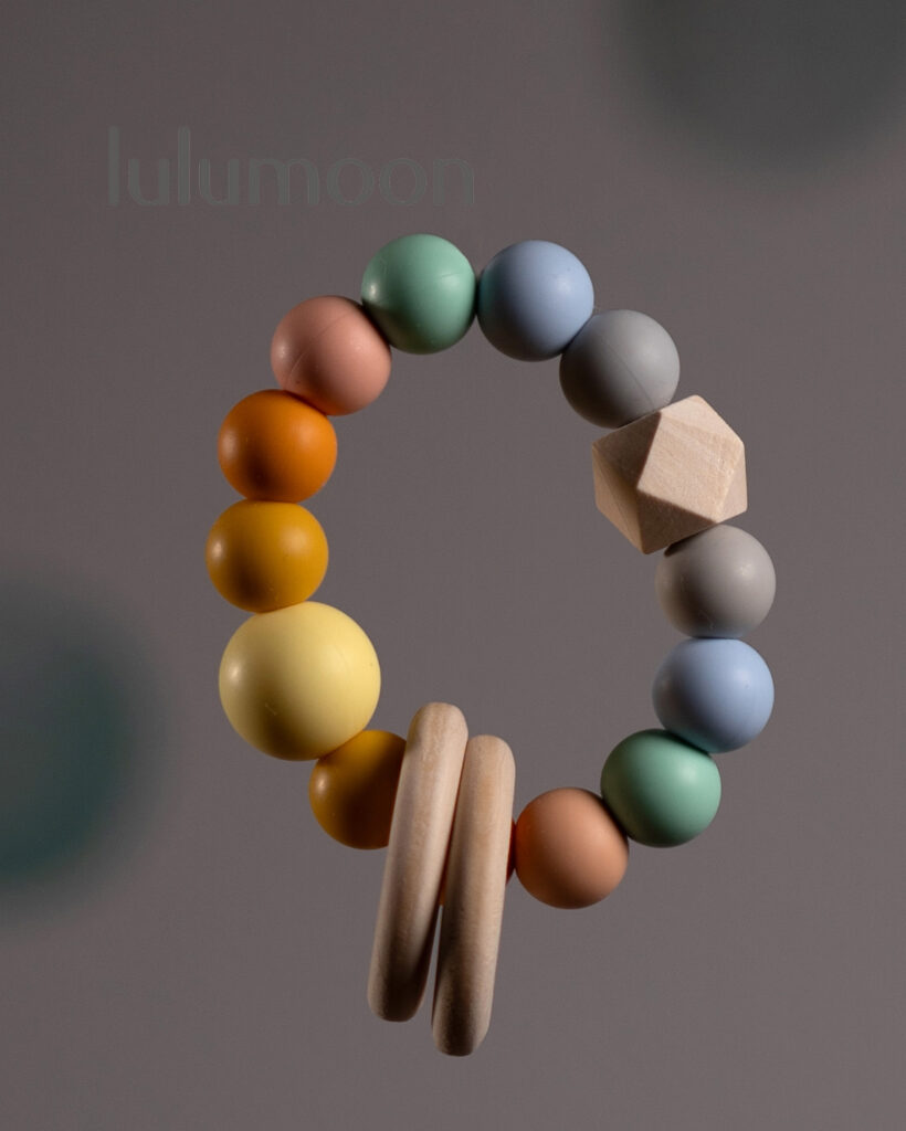 Mordedor de mano con anilla de madera, pieza sensorial segura para bebés. Lulumoon.