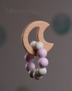 Mordedor de mano con anilla de madera, pieza sensorial segura para bebés. Lulumoon.