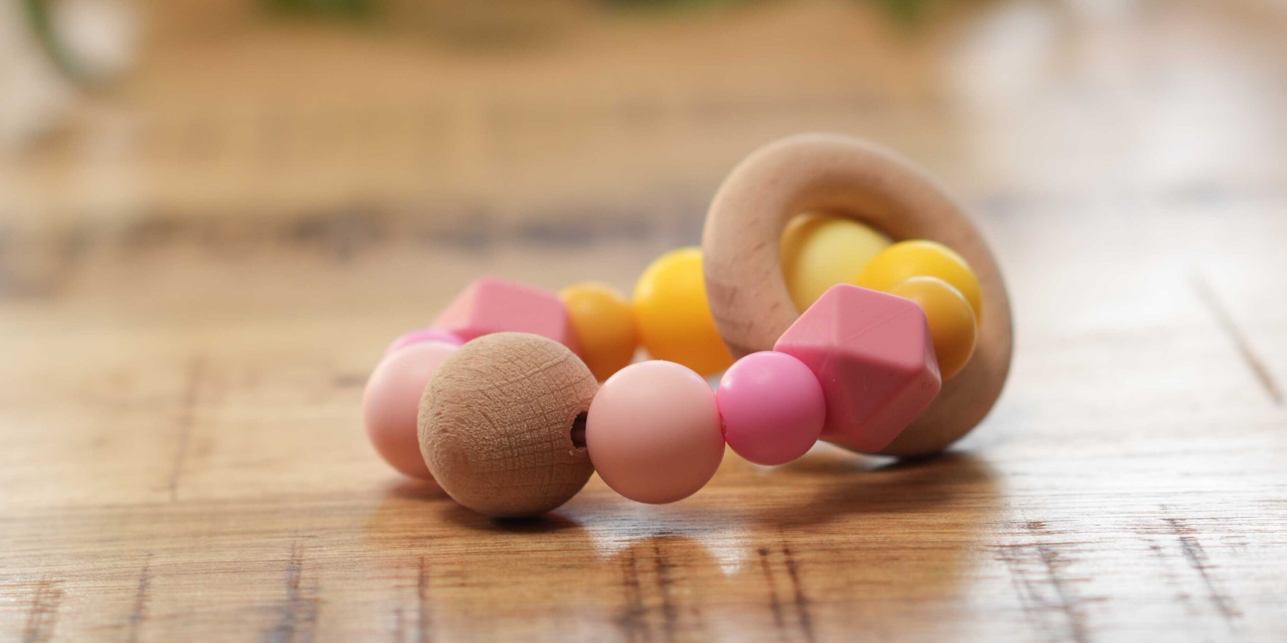 mordedor-denticion-bebe-lulumoon Mordedor de mano modelo Lavanda de LuluMoon, hecho a mano con materiales seguros y suaves para bebés